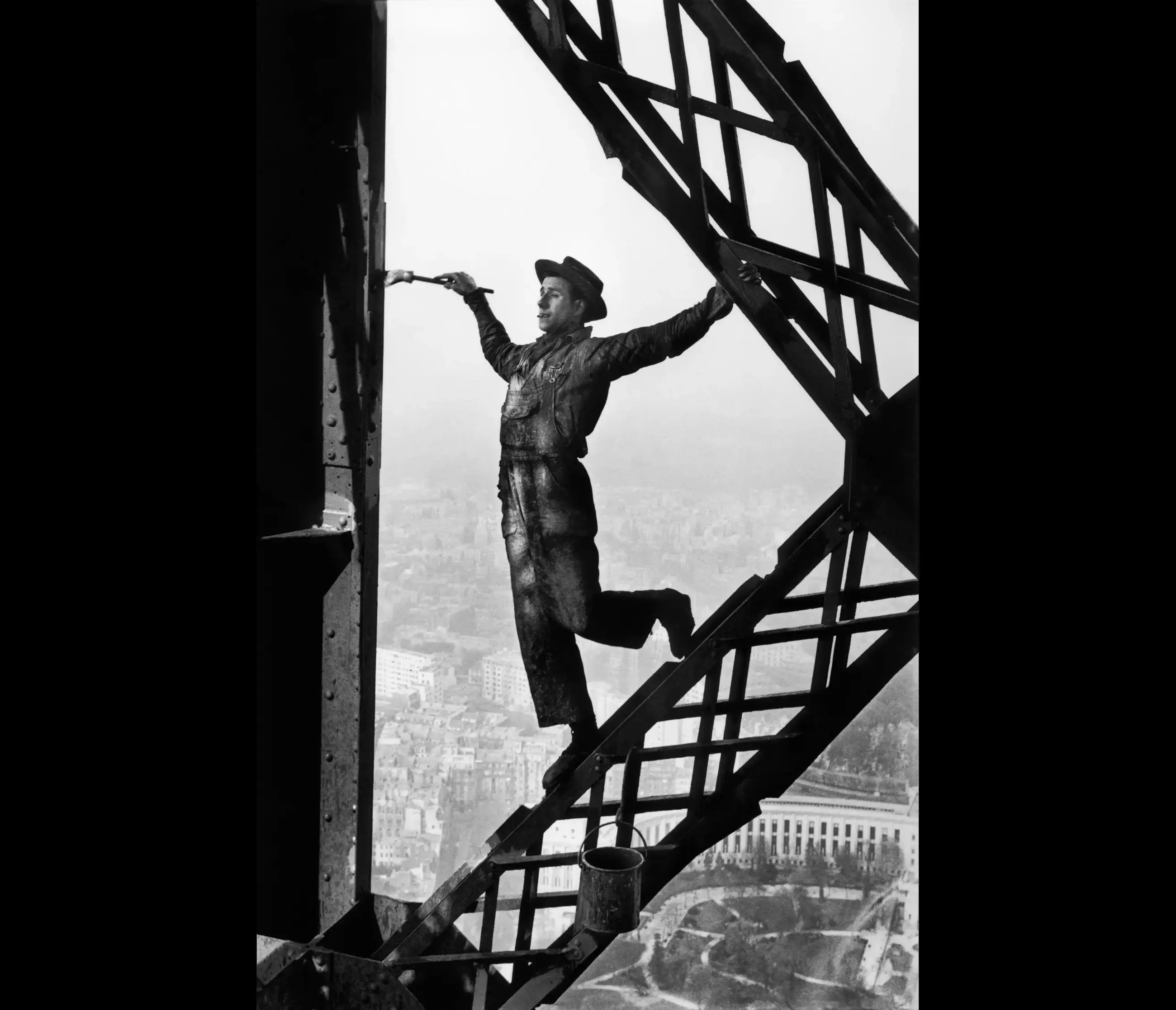 Le peintre de la Tour Eiffel photographié par Marc Riboud en 1953